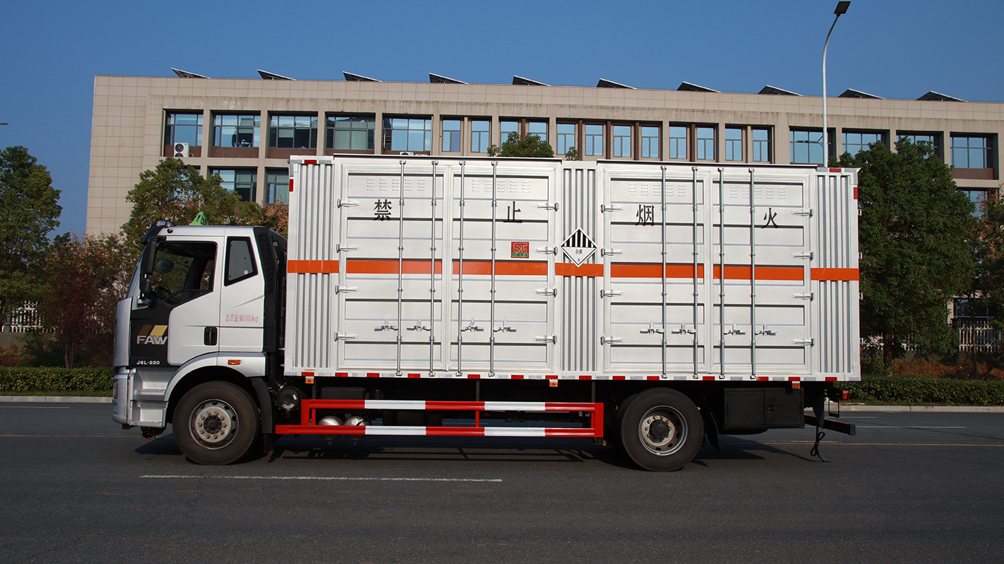 4X2解放J6L厢式运输车
